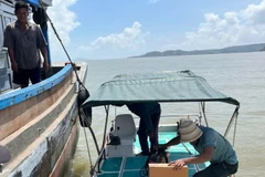 Tàu cá của ngư dân gặp sự cố được hỗ trợ và cứu kịp thời.