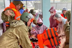 Lực lượng Công an xã Hòa Thịnh đã khẩn trương cử 6 cán bộ, chiến sĩ sử dụng xuồng hơi chuyên dụng hỗ trợ chị Lan đi trạm y tế xã.