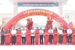 Cắt băng khánh thành Trường Tiểu học Nguyễn Thị Tốt.