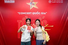 Niềm vui của các bạn trẻ khi nhận vé tham gia “Concert quốc gia” Tổ quốc trong tim. (Ảnh Thành Đạt)