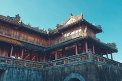 Ngói và gạch men lưu ly (thanh lưu ly, hoàng lưu ly) đã làm nên nét đặc trưng nổi bật trong kiến trúc cung đình Huế. (Ảnh Minh Lê)