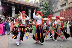 Một trong những điệu múa cổ hiếm hoi đất Thăng Long, "Con đĩ đánh bồng", vẫn được thế hệ trẻ hôm nay tiếp nối gìn giữ trong hội làng Triều Khúc, thành phố Hà Nội. (Ảnh Lê Minh)