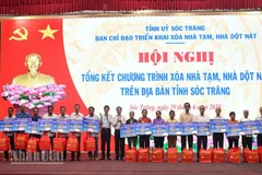 Lãnh đạo tỉnh Sóc Trăng trao quà và nhà cho hộ nghèo.