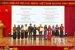 Trường đại học Cửu Long đón nhận chứng nhận kiểm định chất lượng chương trình đào tạo. 