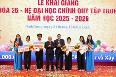 Ban Giám hiệu nhà trường trao học bổng cho tân sinh viên đạt Á khoa.