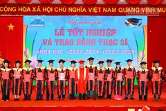 Ban Giám hiệu Trường đại học Cửu Long trao bằng tốt nghiệp cho các tân thạc sĩ.