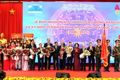 Lãnh đạo Trường đại học Cửu Long đón nhận Huân chương lao động hạng Nhì. 