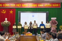 Lãnh đạo tỉnh Vĩnh Long trao Bằng khen cho tập thể và cá nhân có thành tích xuất sắc trong việc phối hợp triển khai bệnh án điện tử ngành y tế. 
