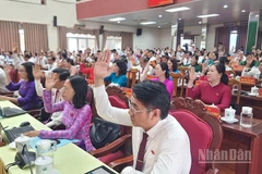 Đại biểu thông qua nghị quyết.