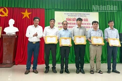 Ban Tổ chức khen thưởng những học sinh đoạt giải khối trung học cơ sở. 