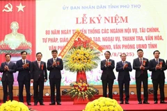 Bí thư Tỉnh ủy Phú Thọ Đặng Xuân Phong tặng hoa chúc mừng ngày truyền thống các ngành khối cơ quan Nhà nước tỉnh Phú Thọ.