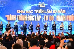 Các đồng chí lãnh đạo Đảng, Nhà nước và các đại biểu thực hiện nghi thức bấm nút khai mạc Triển lãm thành tựu đất nước "80 năm Hành trình Độc lập-Tự do-Hạnh phúc".