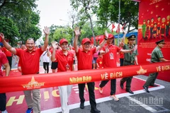 [Ảnh] Rợp sắc đỏ sao vàng tại Lễ phát động chương trình "Cùng Việt Nam tiến bước"
