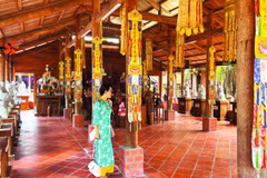 Chùa Long Quang được xây dựng từ gỗ cây dừa rất độc đáo.