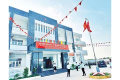 Trụ sở Ủy ban nhân dân Vĩnh Hậu, xã vùng ven biển ngày cận Tết.