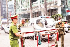 Lực lượng Cảnh sát trật tự và các tổ công tác tại phường tuần tra, xử lý các hành vi lấn chiếm, sử dụng trái phép lòng đường, vỉa hè để kinh doanh, buôn bán tại khu vực trung tâm thành phố.