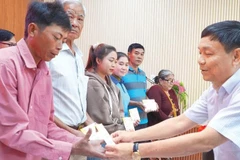 Lãnh đạo tỉnh Đồng Tháp trao quà tặng người dân biên giới.