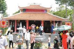 Du khách viếng Miếu Bà Chúa Xứ tại Gò Tháp.