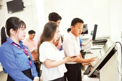 Sinh viên Học viện Cán bộ Thành phố Hồ Chí Minh hướng dẫn người dân thực hiện thủ tục hành chính tại Ủy ban nhân dân phường Sài Gòn.