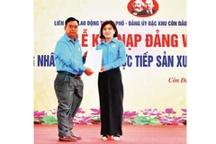 Chị Trần Thị Hồng Phượng (Công ty TNHH Một thành viên Dịch vụ công ích Quận 7) vinh dự nhận Quyết định kết nạp đảng viên tại Côn Đảo vào ngày 3/2/2026.