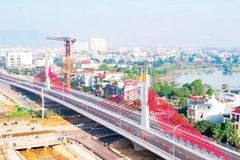 Cầu vượt đường sắt bắc-nam tại phường Hạc Thành, tỉnh Thanh Hóa.