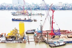Các dự án trọng điểm trên địa bàn Thành phố Hà Nội đang được tập trung bảo đảm tiến độ. Trong ảnh: Công trường xây dựng cầu Trần Hưng Đạo đang khẩn trương thi công. (Ảnh QUANG THÁI)