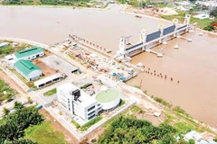 Cống ngăn triều Bến Nghé thuộc dự án chống ngập do triều khu vực Thành phố Hồ Chí Minh có xét đến biến đổi khí hậu (giai đoạn 1) giải quyết chống ngập cho lưu vực phía nam thành phố khi đi vào vận hành.