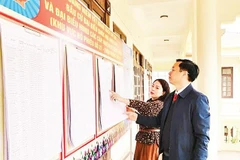 Kiểm tra việc niêm yết danh sách cử tri tại các khu vực bỏ phiếu trên địa bàn xã Phú Nghĩa.