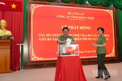 Các đồng chí trong Đảng ủy, Ban Giám đốc Công an tỉnh Đồng Tháp ủng hộ nhân dân bị thiệt hại.