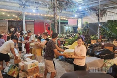 Câu lạc bộ thiện nguyện Từ Ái, phường Trung An, tỉnh Đồng Tháp chất hàng lên xe hướng ra miền Bắc.