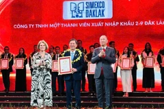 Ban tổ chức trao chứng nhận Simexco Daklak là một trong top 500 doanh nghiệp lớn nhất Việt Nam năm 2025.