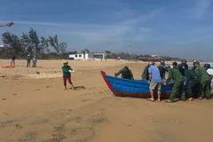 Cán bộ, chiến sĩ Đồn Biên phòng Tuy Hòa phối hợp người dân địa phương hỗ trợ trục vớt, đưa phương tiện gặp sự cố vào bờ an toàn.