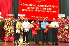 Lãnh đạo Sở Y tế tỉnh Đắk Lắk trao quyết định của Giám đốc Sở Y tế bổ nhiệm bác sĩ Trịnh Hồng Nhựt giữ chức Giám đốc Bệnh viện đa khoa vùng Tây Nguyên.