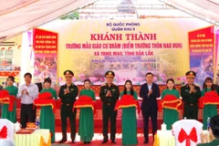 Thượng tướng Trương Thiên Tô cùng các đại biểu cắt băng khánh thành điểm trường thôn Nao Huh thuộc Trường Mẫu giáo Cư Đrăm, xã Yang Mao. 