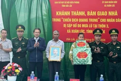 Lãnh đạo Bộ đội Biên phòng Đắk Lắk và xã Xuân Lộc bàn giao nhà, tặng quà cho gia đình bà Phạm Tôn Nữ Lệ Kiều.