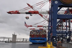 Một cảng hàng hóa tại California, Mỹ.