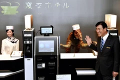 Chủ tịch Hideo Sawada cùng đội ngũ “nhân viên” robot tại khách sạn Henn na ở Nhật Bản.