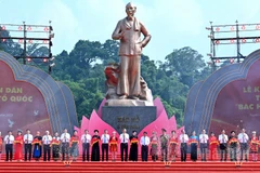 Tổng Bí thư Tô Lâm và các đồng chí lãnh đạo Đảng, Nhà nước thực hiện nghi thức khánh thành Tượng đài “Bác Hồ ở Tân Trào” tại xã Tân Trào, tỉnh Tuyên Quang. (Ảnh: ĐĂNG KHOA) 