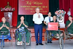 Tổng Bí thư Tô Lâm tặng quà thương binh nặng tại Trung tâm Điều dưỡng thương binh Thuận Thành (phường Ninh Xá, tỉnh Bắc Ninh).