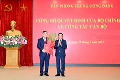 Thay mặt Bộ Chính trị, đồng chí Trần Cẩm Tú, Thường trực Ban Bí thư trao Quyết định phân công, bổ nhiệm đồng chí Phạm Gia Túc, Ủy viên Trung ương Đảng, Phó Chánh Văn phòng Trung ương Đảng giữ chức Chánh Văn phòng Trung ương Đảng.