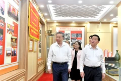 Tổng Bí thư Tô Lâm tham quan Phòng Truyền thống của Ban Tuyên giáo và Dân vận Trung ương.