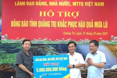 Phó Thủ tướng Trần Hồng Hà trao quà của lãnh đạo Đảng, Nhà nước và Mặt trận Tổ quốc hỗ trợ tỉnh Quảng Trị khắc phục hậu quả mưa lũ.