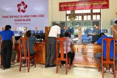 Người dân đến làm các thủ tục hành chính tại Trung tâm phục vụ hành chính công xã Nam Ba Đồn.