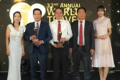 Lãnh đạo Vườn quốc gia Phong Nha-Kẻ Bàng vinh dự nhận cúp của WTA.