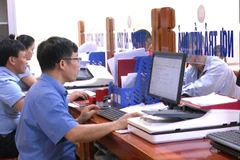 Cán bộ, công chức xã Nam Ba Đồn, tỉnh Quảng Trị giải quyết thủ tục hành chính trong lĩnh vực chứng thực cho người dân.