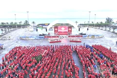 Dù đầu giờ có mưa to nhưng không khí của Chương trình tại trung tâm tỉnh Quảng Trị không vì thế mà kém sôi nổi, hào hứng