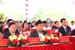 Phó Thủ tướng Chính phủ Nguyễn Chí Dũng dự lễ khởi công dự án nhà ở xã hội tại trung tâm phường Đồng Hới sáng nay.