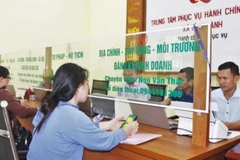 Cán bộ, nhân viên Trung tâm Phục vụ hành chính công xã Tân Thành, tỉnh Quảng Trị giải quyết các thủ tục hành chính cho người dân.