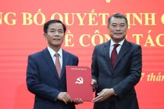 Đồng chí Lê Minh Hưng, Ủy viên Bộ Chính trị, Bí thư Trung ương Đảng, Trưởng Ban Tổ chức Trung ương trao quyết định cho tân Bí thư Tỉnh ủy Quảng Trị Nguyễn Văn Phương.