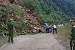 Đường Hồ Chí Minh đoạn qua xã Trường Sơn, tỉnh Quảng Trị xảy ra sạt lở đất, đá với khối lượng lớn.